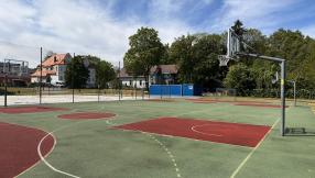 Wymiana tablic i obręczy do koszykówki na boisku sp 1