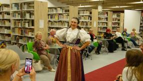 pokaz mody folklorystycznej- Noc bibliotek "Folk na tak"